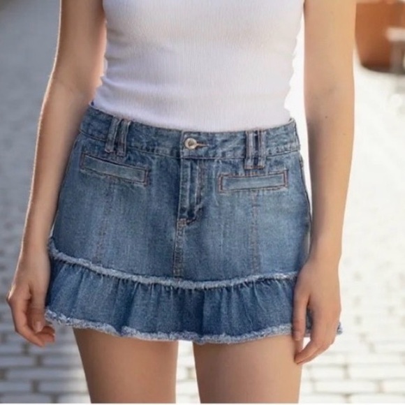 Old Navy Dresses & Skirts - Old Navy blue jean VTG Denim ruffled ultra low waist Miniskirt Sz 8